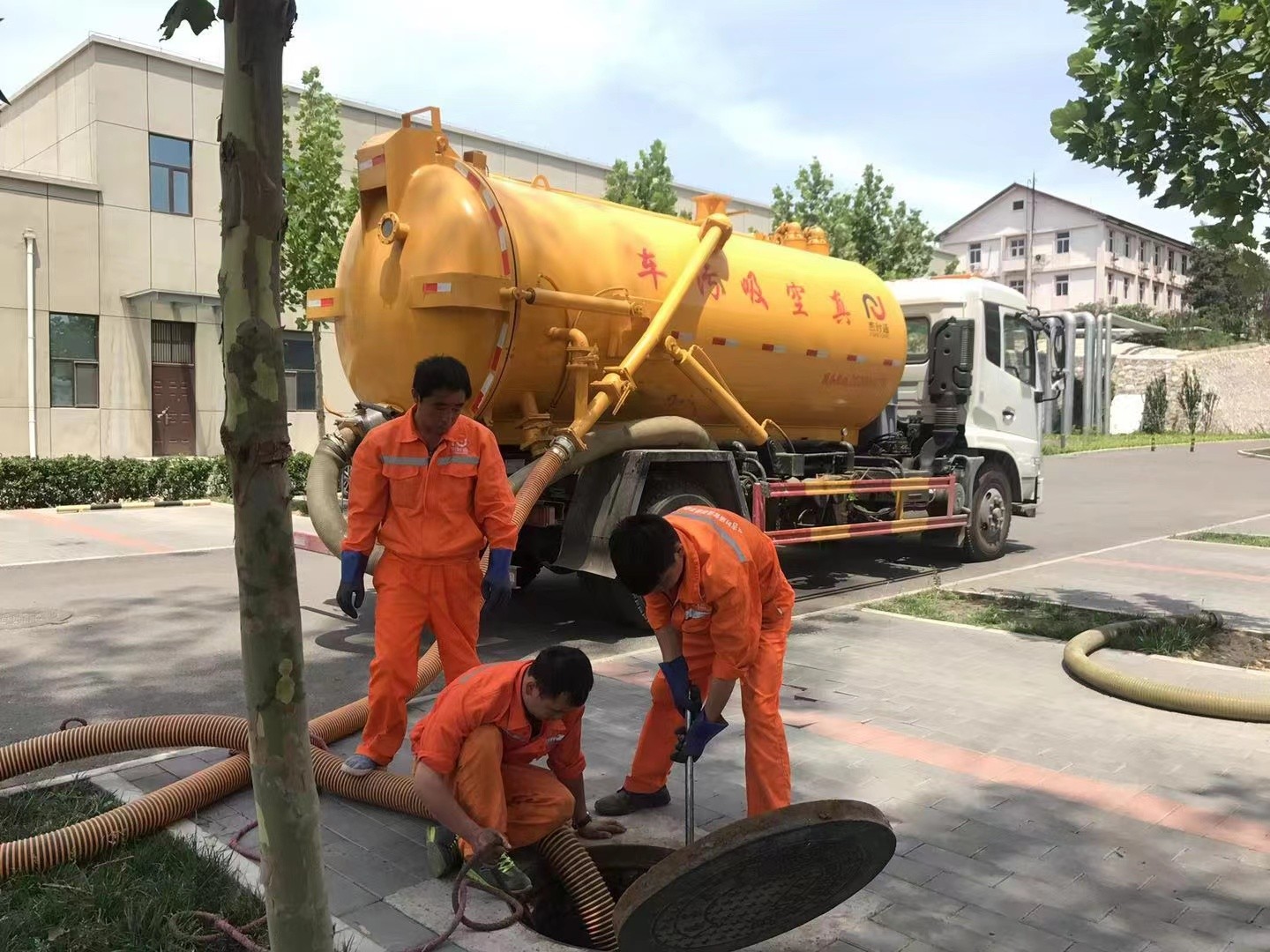 永春管道疏通车停在窨井附近