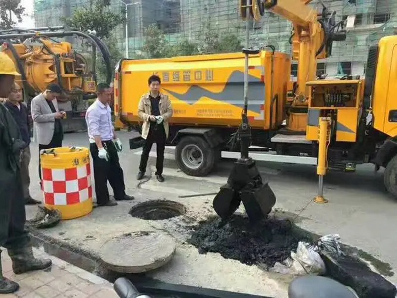 永春街道：网格员化身“清道夫”，为民解忧疏通“堵心”化粪池