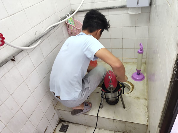 永春管道堵塞冒臭气 专业师傅现场解决问题