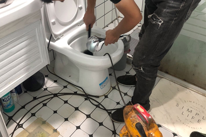永春马桶堵塞自己疏通还是找师傅?专业上门服务让你省时更省心